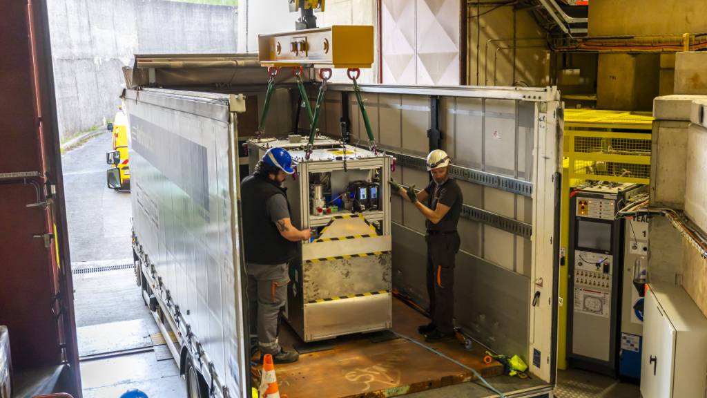 Der erfolgreiche Transport von Antiprotonen in einer speziellen Falle über das Gelände markiert einen entscheidenden Schritt in der Antimaterie-Forschung.