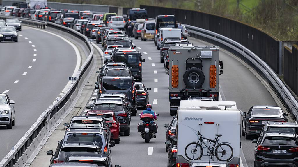 Auch am Sonntag 9 Kilometer Stau vor dem Gotthard-Nordportal