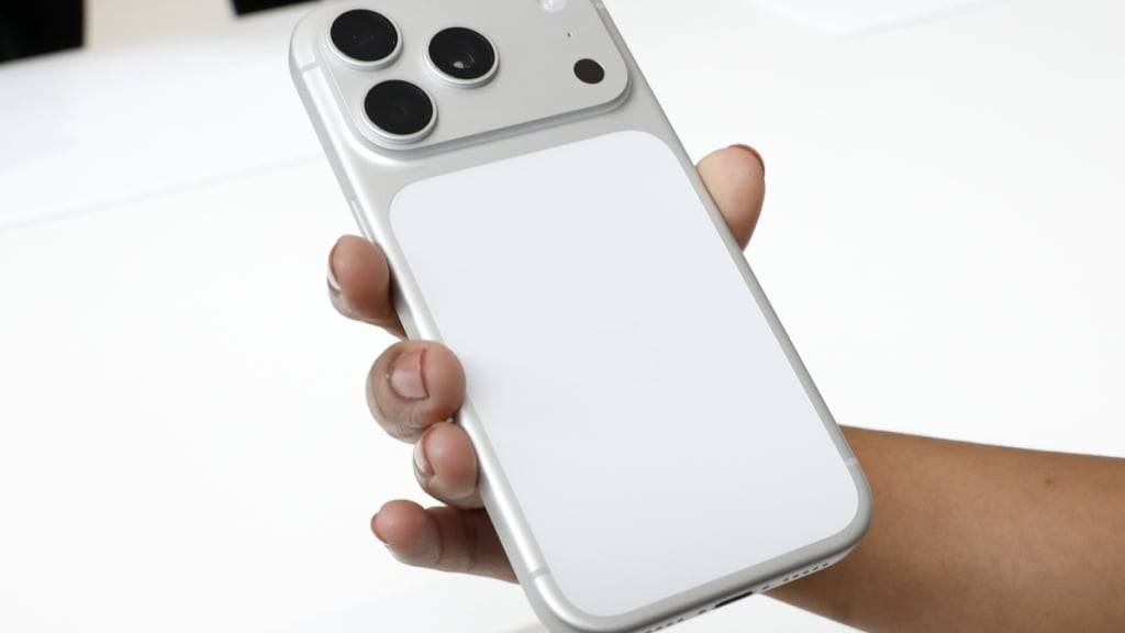 Die Marktforscher erwarten, dass Apple bis mindestens 2029 den Smartphone-Thron halten kann - im Bild das neue iPhone 17 Pro. (Archivbild)