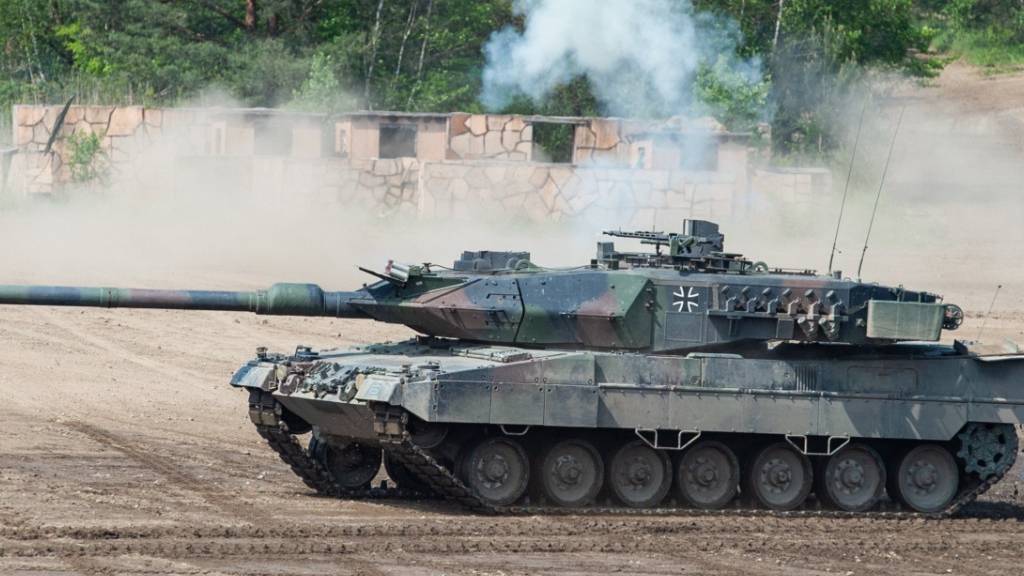 ARCHIV - Bereits im Dezember war bekanntgeworden, dass die alte deutsche Regierung alleine in den letzten neun Tag im Amt Rüstungsexporte für 4,91 Milliarden Euro genehmigt hat. (Im Bild: Panzer vom Typ Leopard 2) Foto: Christophe Gateau/dpa