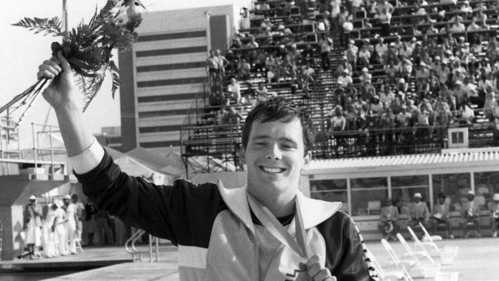 Der Bieler Schwimmer Etienne Dagon jubelt an den Olympischen Spielen 1984 in Los Angeles mit seiner Bronzemedaille