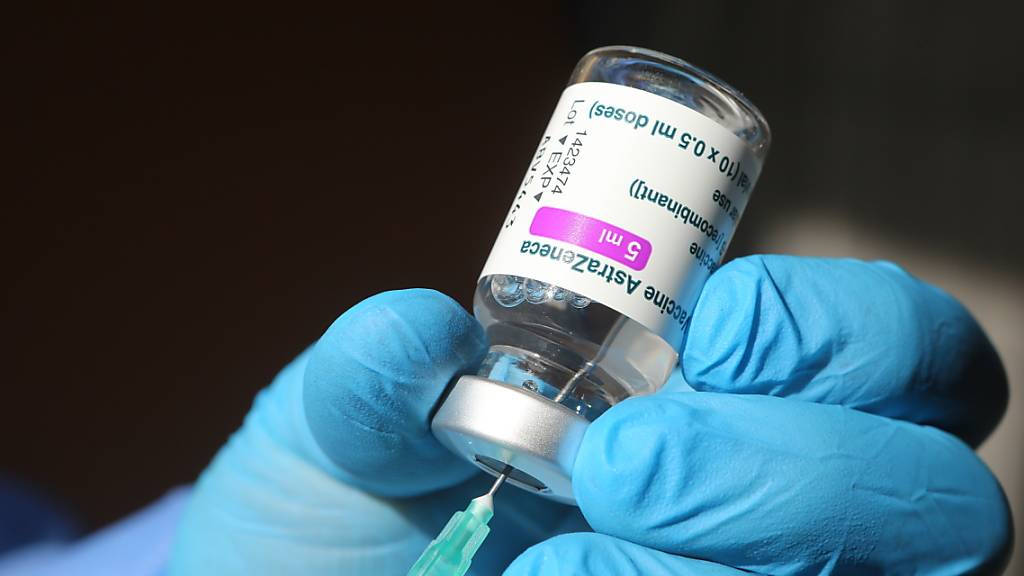Im regionalen Impfzentrum wird eine Spritze mit dem Corona-Impfstoff von Astrazeneca aufgezogen. (Archiv)
