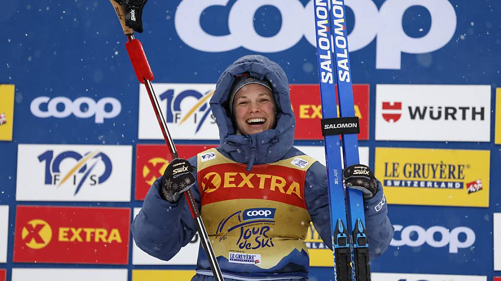 Dick eingehüllt: Jessie Diggins als Siegerin der Tour de Ski
