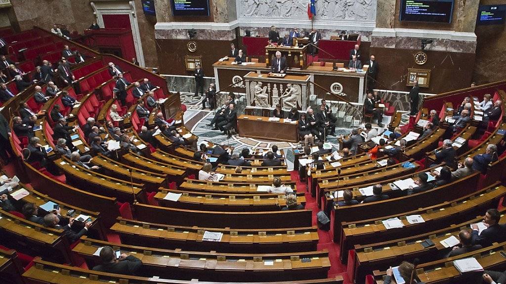 Die Nationalversammlung in Frankreich hat einer erneuten Verlängerung des Ausnahmezustands zugestimmt.