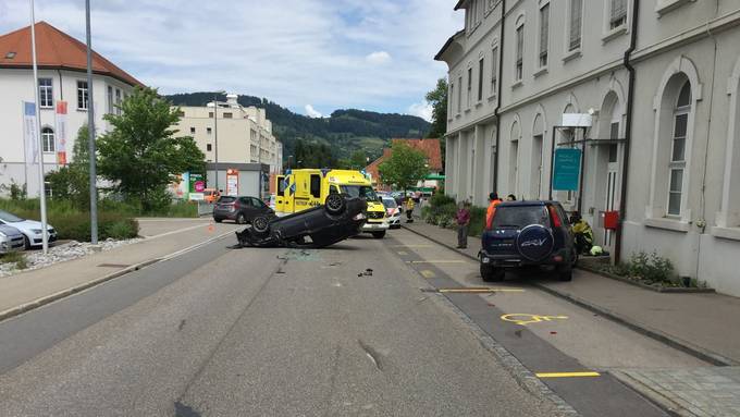 Auto überschlägt sich in Wattwil