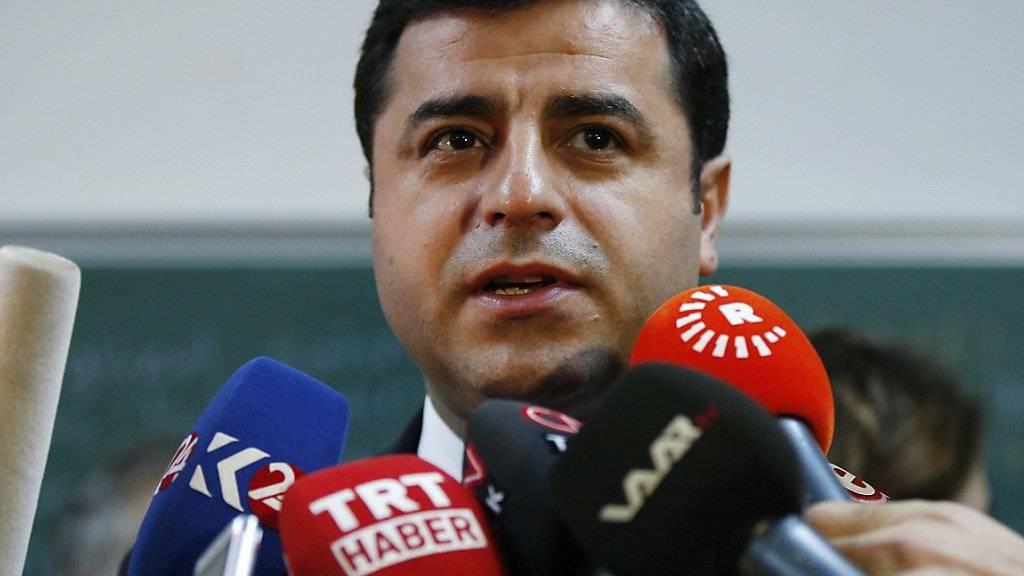 Der türkische Oppositionspolitiker Selahattin Demirtas: Die Polizei dementiert Berichte über einen Anschlag auf sein Auto. (Archiv)