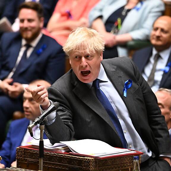 Regierungskrise in London: Johnson klammert sich an Macht