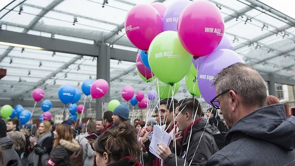 Vor zwei Jahren ist die Masseneinwanderungsinitiative angenommen worden. Einige Dutzend Menschen demonstrieren auf dem Berner Bahnhofplatz für eine offene Schweiz.