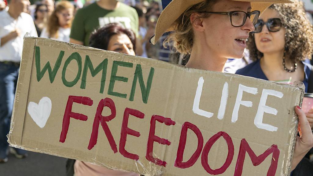 Parlament fordert Hilfe für Protestbewegung im Iran