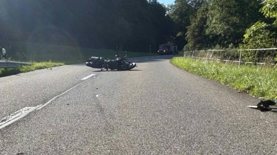 Ein 61-jähriger Motorradfahrer verstarb nach einem Selbstunfall auf der Benkenstrasse in Oberhof AG.