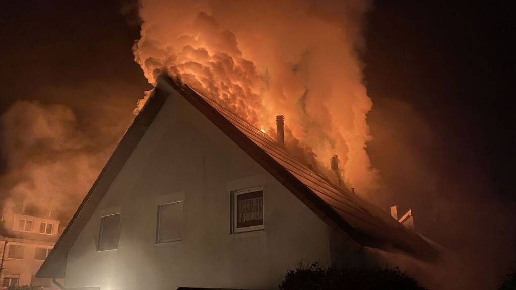 Das Doppeleinfamilienhaus in Therwil BL ist nach einem nächtlichen Brand nicht mehr bewohnbar.