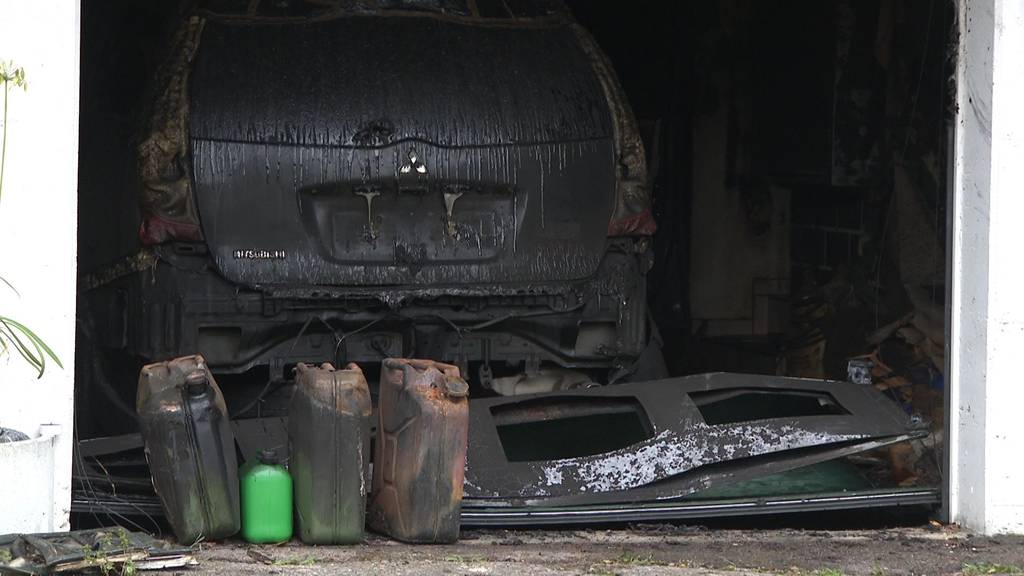 Jugendliche hantierten mit Benzin: 14-Jähriger bei Garagenbrand in Oberlunkhofen verletzt