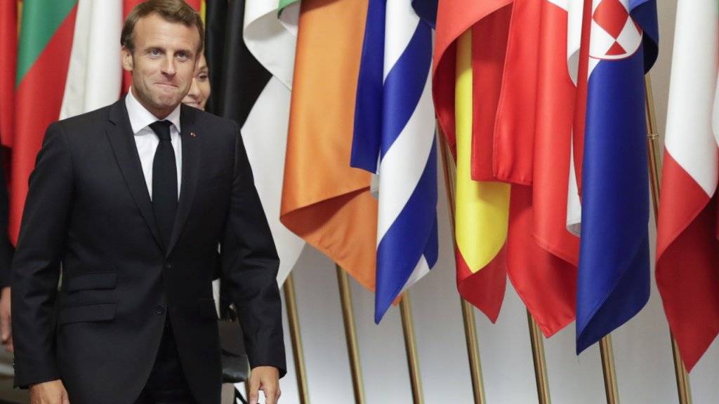 Frankreichs Staatspräsident Emmanuel Macron hat sich enttäuscht darüber gezeigt, dass der EU-Sondergipfel zur Ernennung eines neuen EU-Kommissionspräsidenten wegen Uneinigkeit auf Dienstag vertagt worden ist.