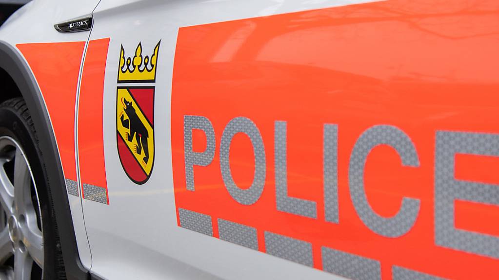 Die Berner Polizei stand in der Nacht auf Donnerstag in Schwadernau im Einsatz. Ein Autofahrer kam bei einem Verkehrsunfall ums Leben. (Symbolbild)