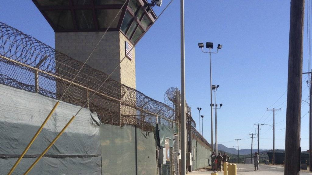 Im Camp 6 des umstrittenen US-Gefangenenlagers Guantanamo leben noch circa 40 Gefangene. US-Präsident Obama will vor dem Ende seiner Amtszeit noch 19 Inhaftierte in andere Länder überstellen.