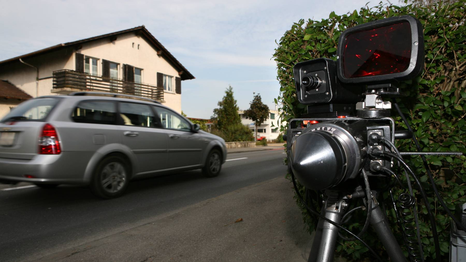 Bei einer mobilen Radarkontrolle ist der Walliser Kantonspolizei am Sonntag ein Raser mit 149 statt 80 Stundenkilometern ins Netz. (Symbolbild)