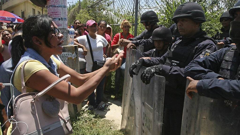 Verzweifelte Angehörige von Inhaftierten vor dem Gefängnis in Acapulco.