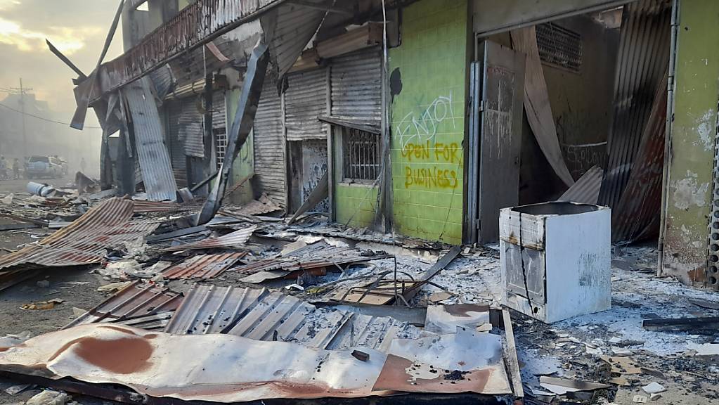 Trümmer liegen auf der Straße vor beschädigten Geschäften in Chinatown. In der Hauptstadt der Salomonen kam es in den vergangenen Tagen bei Protesten gegen die Regierung zu Unruhen.