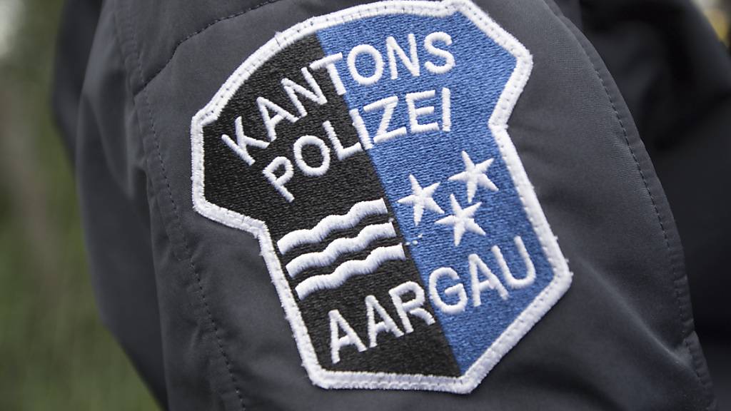 Zwei Aargauer Kantonspolizisten müssen sich vor einem Bezirksgericht wegen des Vorwurfs der Körperverletzung und Amtsmissbrauch verantworten. Nach einem längeren Rechtsstreit erhob die Staatsanwaltschaft Anklage. (Symbolbild)