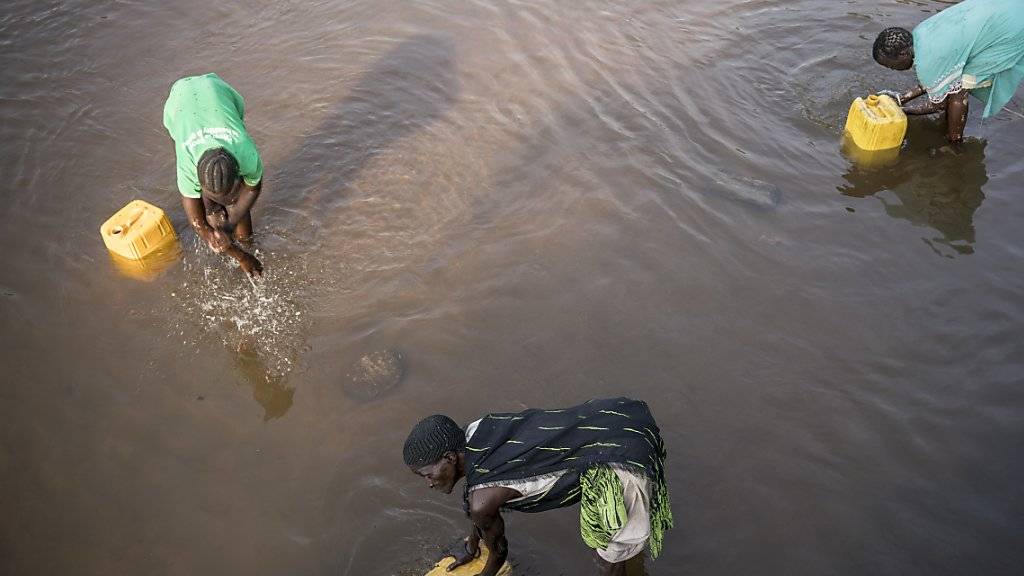 Frauen im Südsudan holen in einem Fluss Wasser für Zuhause. (Archivbild)