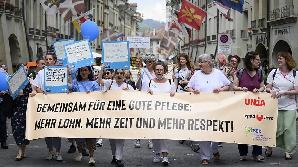 Das Pflegepersonal hatte an verschiedenen Kundgebungen, unter anderem 2022 in Bern, bessere Arbeitsbedingungen verlangt. Die Pflegeinitiative wird nun schrittweise umgesetzt. (Archivbild)