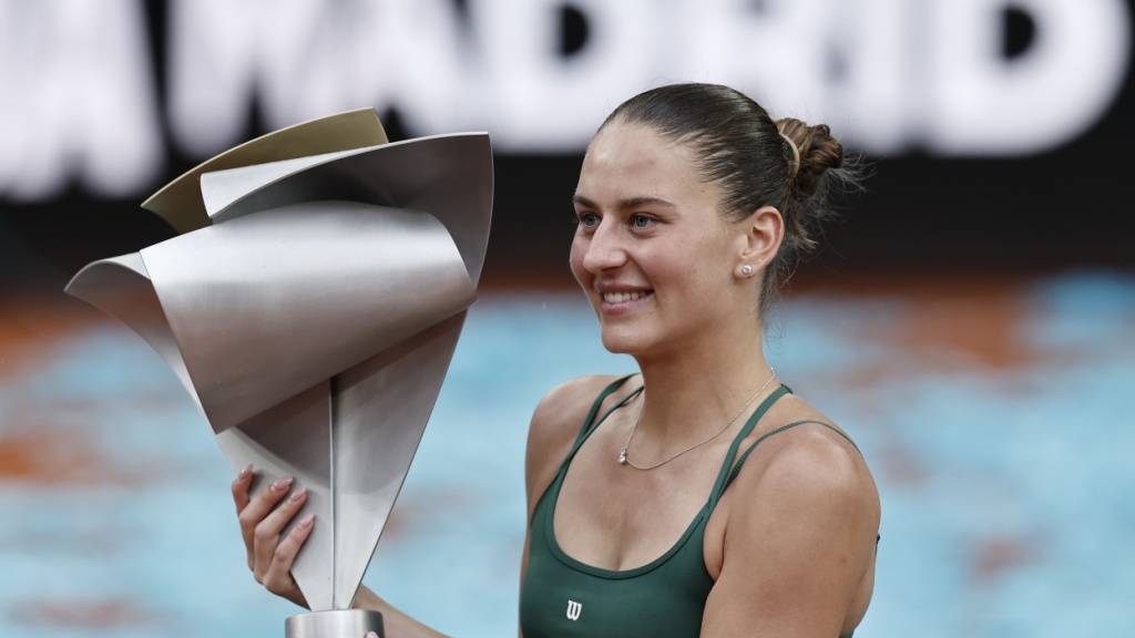 Die 23-jährige Ukrainerin Marta Kostjuk zeigt in Madrid die Trophäe für den Turniersieg