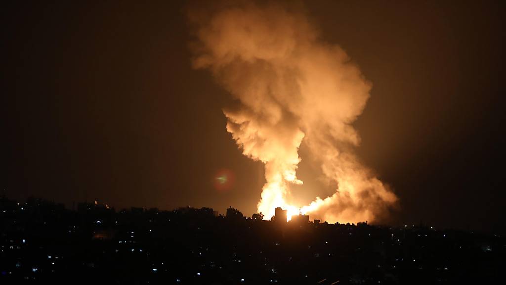 Rauch und ein Feuerball steigen nach einem Luftangriff in Khan Yunis im südlichen Gazastreifen auf, in den frühen Morgenstunden des 2. Januar 2022. 