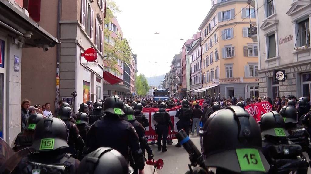 Polizei kesselt an der Langstrasse rund 100 Linksextreme ein