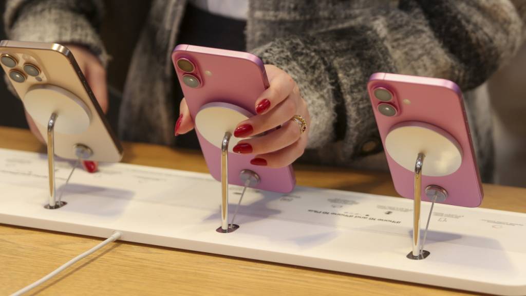 Würde Apple seine iPhones in den USA bauen, läge der Preis nach Angaben eines Analysten bei 3500 Dollar pro Gerät. (Archivbild)