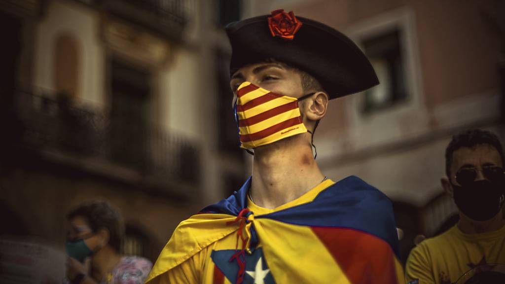 Ein Mann trägt eine Maske mit den Farben der katalanischen Unabhängigkeitsflagge in Barcelona. Seit 1714 begehen die Katalanen jedes Jahr am 11.09. ihren Nationalfeiertag - die «Diada». Foto: Matthias Oesterle/ZUMA Wire/dpa