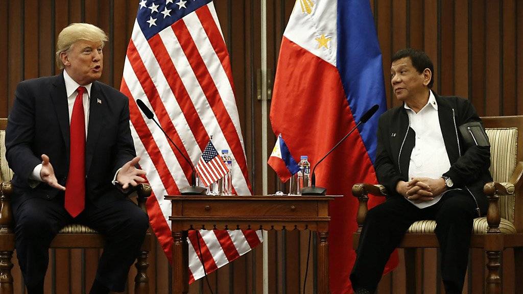 US-Präsident Donald Trump (links) verzichtete bei einem Treffen mit dem philippinischen Staatspräsidenten Rodrigo Duterte darauf, dessen brutales Vorgehen im Kampf gegen Drogen anzusprechen.
