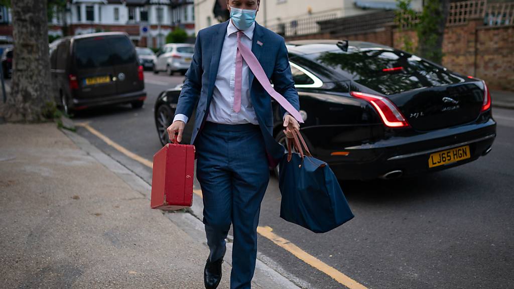 Matt Hancock, Gesundheitsminister von Großbritannien, vor seinem Haus im Nordwesten Londons. Foto: Aaron Chown/PA Wire/dpa