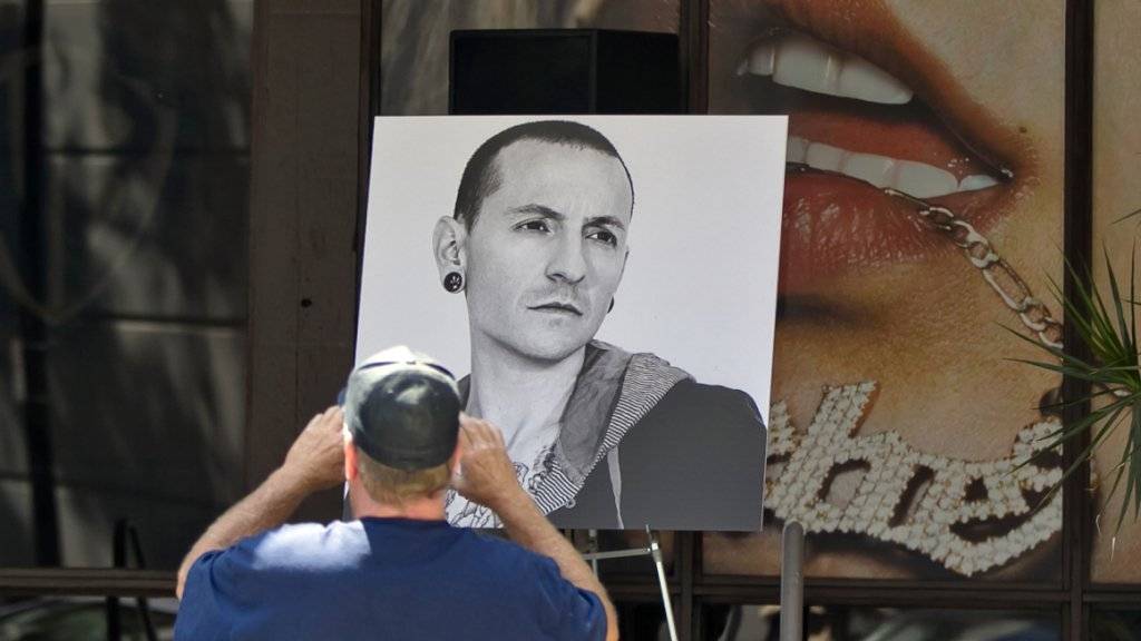Ein Foto von Chester Bennington nach seinem Tod vor dem Gebäude von Warner Bros. Records. Bald soll er eine richtige Gedenkstätte erhalten, kündigt seine Band Linkin Park an. (Archivbild)