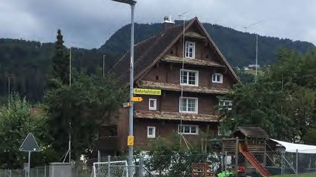 Der Schwyzer Heimatschutz will den Abriss dieses Bauernhauses in Pfäffikon verhindern.