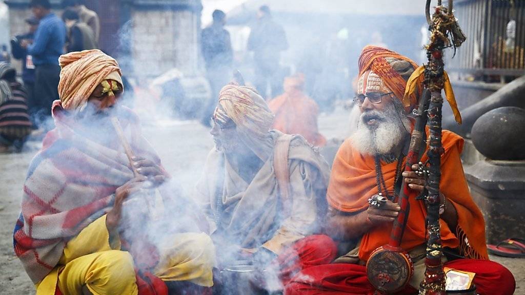 Vor dem Pashupati-Tempel in Kathmandu versammeln sich Sadhus - als heilig angesehene Männer -, um dort die ganze Nacht zu beten und zu meditieren.