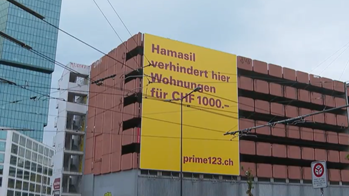 Zoff um überdimensionales Plakat am Parkhaus Pfingstweid in Zürich
