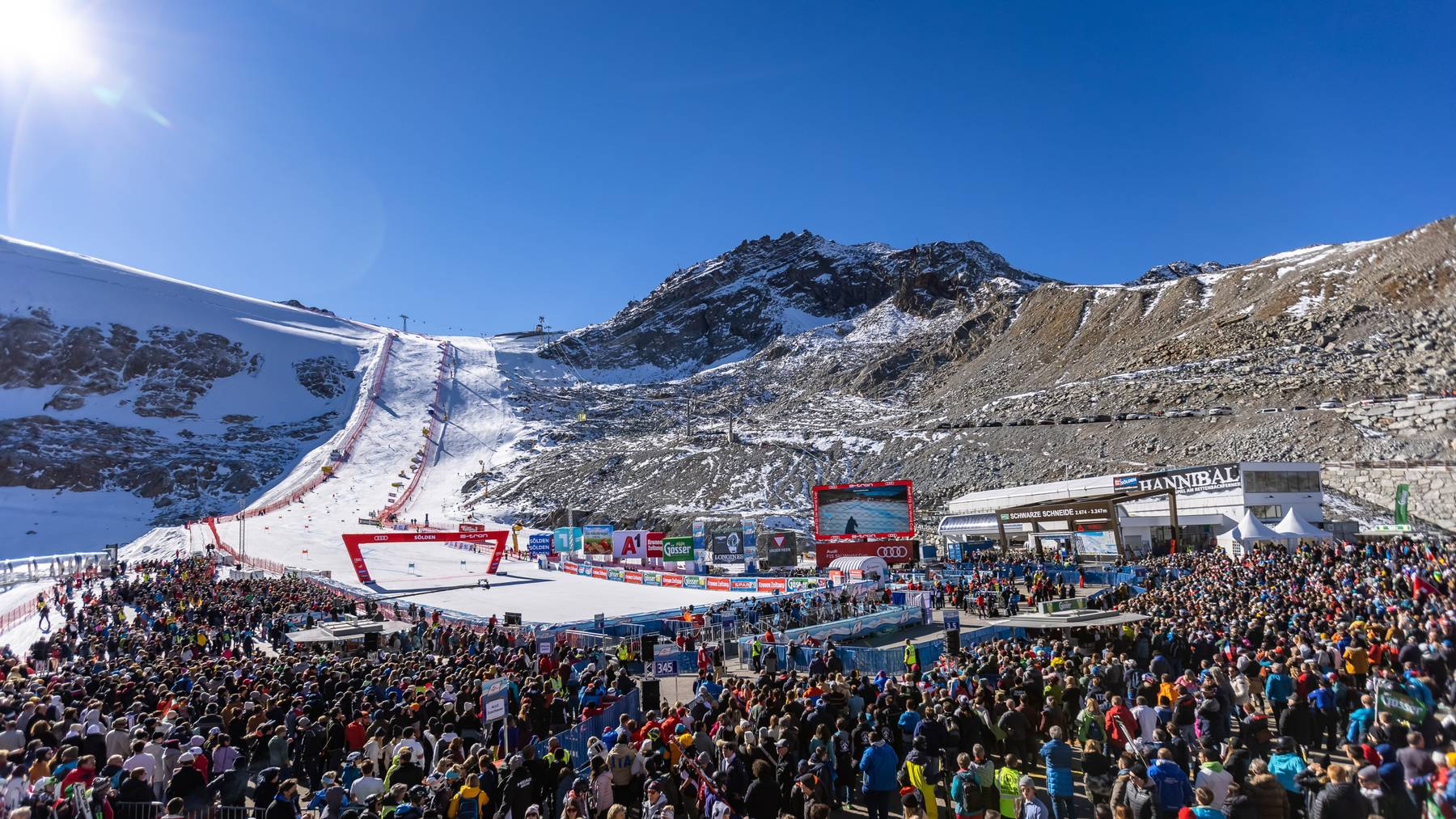 Fans im Gletscherstadion während dem Riesentorlauf der Herren beim Weltcupauftakt am Sonntag 24. Oktober 2021 am Rettenbachferner in Sölden.