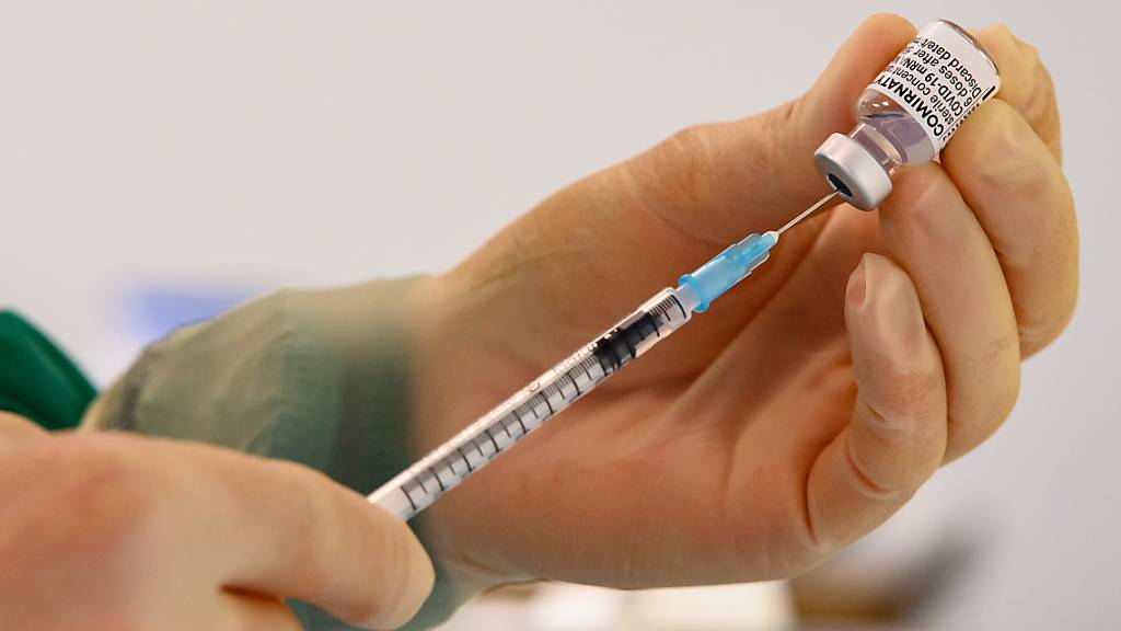 Eine Spritze mit dem Corona-Impfstoff von Biontech/Pfizer. Foto: Swen Pförtner/dpa