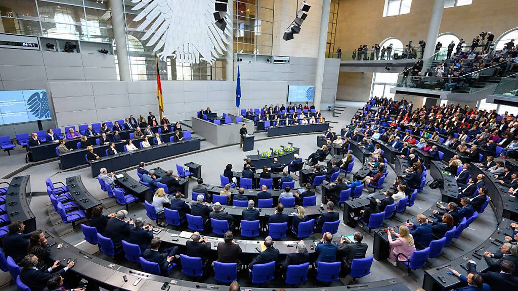 Wolodymyr Selenskyj, Präsident der Ukraine, hält im Deutschen Bundestag eine Rede. Foto: Bernd von Jutrczenka/dpa