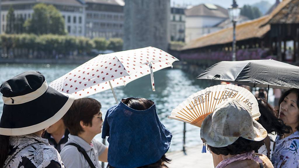 Eine Touristengruppe aus Asien im Sommer 2023 in der Stadt Luzern. (Archivaufnahme)