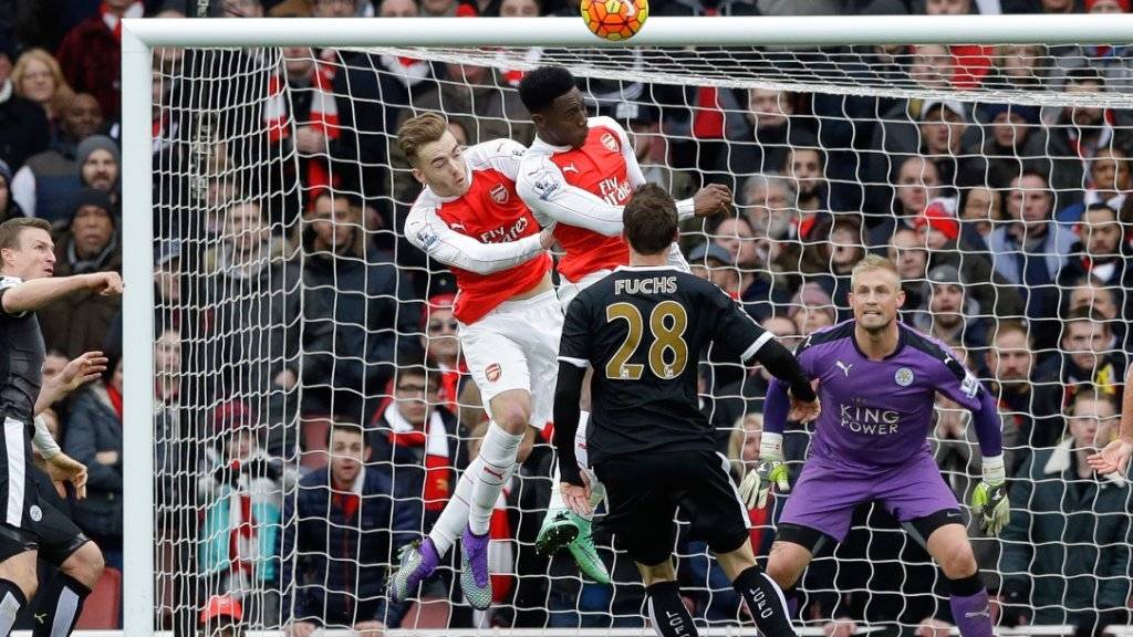Arsenals Danny Welbeck steigt am höchsten und trifft zum spätes Sieg seines Teams