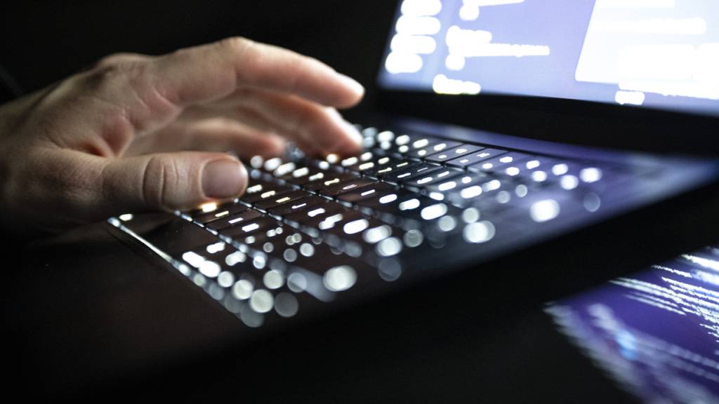 In der Schweiz nimmt die Nachfrage nach Cyberversicherungen weiter zu. Im Jahr 2025 sind in diesem Bereich sowohl die Zahl verkaufter Policen als auch das Prämienvolumen gestiegen. (Symbolbild)