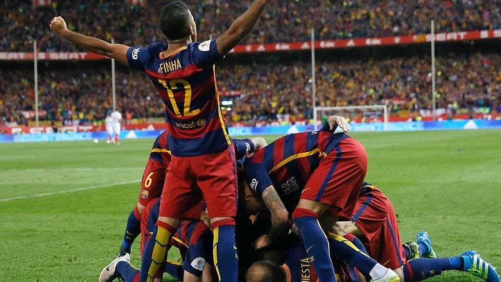Die Barça-Spieler bejubeln Jordi Albas Siegestor