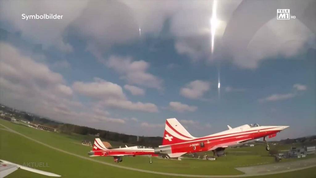 Trainings-Unfall: 2 Patrouille-Suisse-Flieger touchieren sich, Metall-Teil fällt auf Gebäude