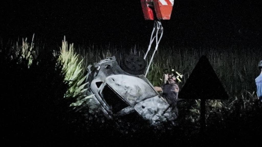 Das Auto wurde am Samstag in der Nähe des Flughafens Turin von einem brennenden Teil des abstürzenden Jets der Kunstflugstaffel «Frecce Tricolori» getroffen. (Archivbild)