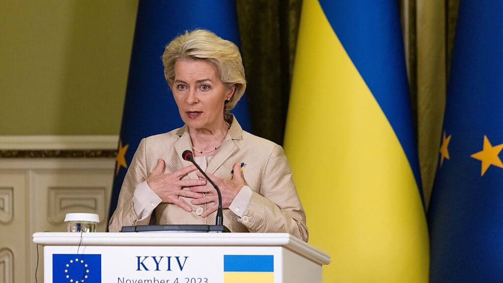 Ursula von der Leyen, Präsidentin der Europäischen Kommission, äußert sich bei einer gemeinsamen Pressekonferenz mit dem ukrainischen Präsidenten Selenskyj in Kiew. Foto: Philipp von Ditfurth/dpa-ENR-Pool/dpa