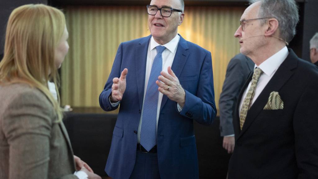 Bundesrat Martin Pfister (mitte) spricht an der «Dreikönigstagung» der Medienbranche in Zürich mit Vertretern des Verlegerverbandes VSM.