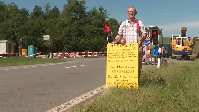 Rico (61) sucht mit einem Schild nach seiner Traumfrau