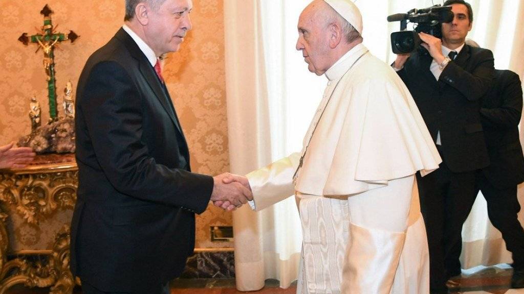 Wurde von Papst Franziskus (r) erstmals zu einer Audienz empfangen: der türkische Staatspräsident Recep Tayyip Erdogan (l).
