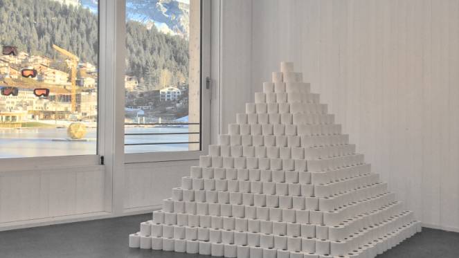 «Werte» heisst eine Installation, die einem Werk der Stunde gleichkommt: Der Künstler Marc B. Bundi hat Toilettenpapier zu einer Pyramide aufgeschichtet und fragt damit nach dem Wert, den wir Gegenständen beimessen.